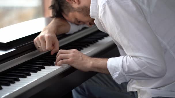 Der Pianist Komponist, den die Muse in Depressionen zurückließ, spielt Klavier — Stockvideo