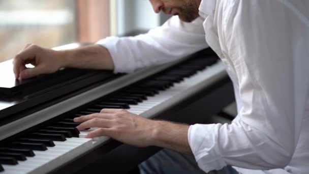 Der Komponist und Pianist improvisiert, komponiert und spielt Klavier. — Stockvideo