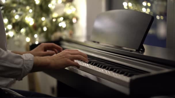 Um músico tem medo de começar a tocar piano por causa de dúvidas ou dúvidas — Vídeo de Stock