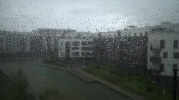 Gotas de lluvia gotean por el panel de la ventana — Vídeo de stock