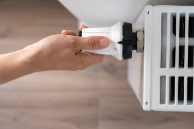 Merkezi ısıtma radyatörünün sıcaklığını ayarlamak için kullanılan beyaz termostat kapalı konuma ayarlandı.