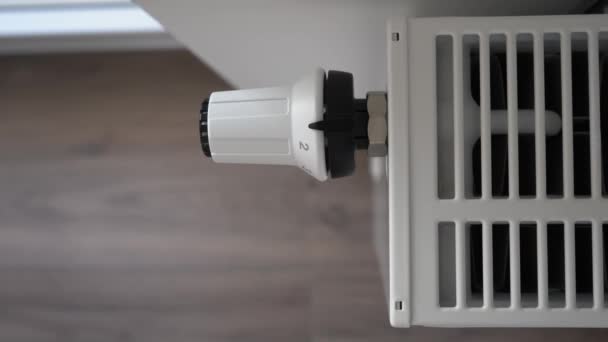 Жінка встановлює термостат радіатора в максимальний режим — стокове відео