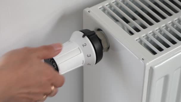 De vrouw stelt de radiatorthermostaat in op de maximale stand — Stockvideo