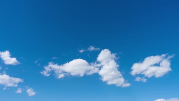 Timelapse de cúmulos movimiento de nubes contra un cielo azul claro — Vídeos de Stock