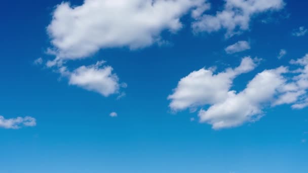 Timelapse de cúmulos movimiento de nubes contra un cielo azul claro — Vídeos de Stock