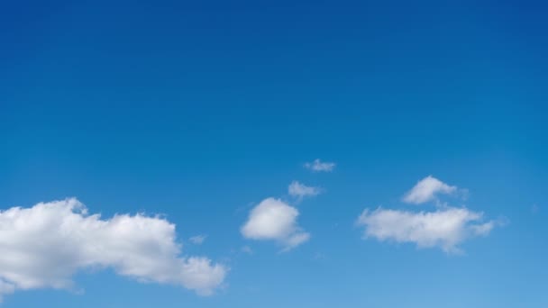 Timelapse de cúmulos movimiento de nubes contra un cielo azul claro — Vídeo de stock