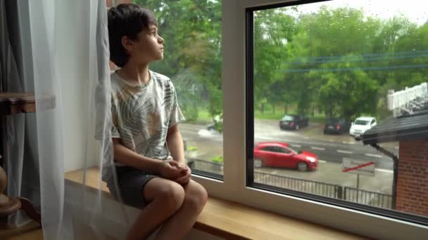 Terk Edilmiş Üzgün Bir Çocuk Yağmur Sırasında Pencerenin Kenarında Tek — Stok video