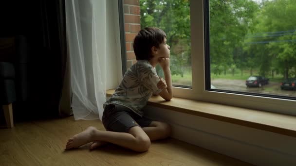 Terk Edilmiş Üzgün Bir Çocuk Yağmur Sırasında Pencerenin Kenarında Tek — Stok video