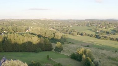 Tepelerin eteklerinde yer alan modern bir Avrupa köyü. İnsansız hava aracı tarlaları, ormanlar, çayırlar ve tarımsal otlaklar üzerinde uçuyor. Antropojenik manzara çalışmaları.