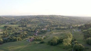Tepelerin eteklerinde yer alan modern bir Avrupa köyü. İnsansız hava aracı tarlaları, ormanlar, çayırlar ve tarımsal otlaklar üzerinde uçuyor. Antropojenik manzara çalışmaları.