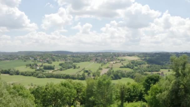 Tepelerin Eteklerinde Yer Alan Modern Bir Avrupa Köyü Nsansız Hava — Stok video