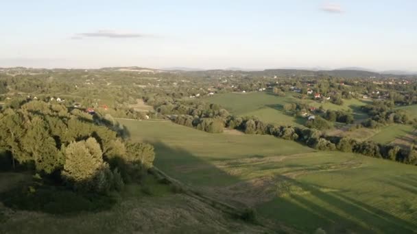 Современная Европейская Деревня Предгорьях Расположенная Склонах Холмов Беспилотник Летит Над — стоковое видео