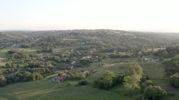 Ein Modernes Europäisches Dorf Fuße Der Hügel Drohnenflüge Über Felder — Stockvideo