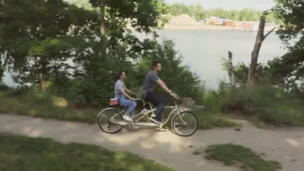 Jovem Casal Homem Uma Mulher Andam Juntos Uma Bicicleta Urbana — Vídeo de Stock