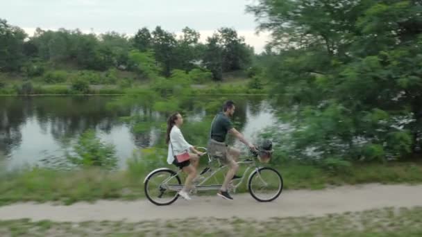Genç Evli Bir Çift Bir Erkek Bir Kadın Nehir Kıyısında — Stok video