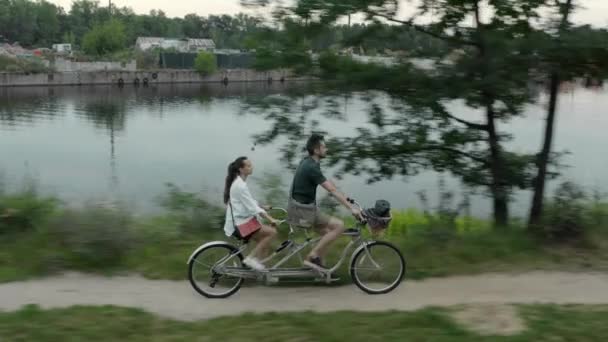 Jeune Couple Marié Homme Une Femme Roulent Ensemble Sur Tandem — Video