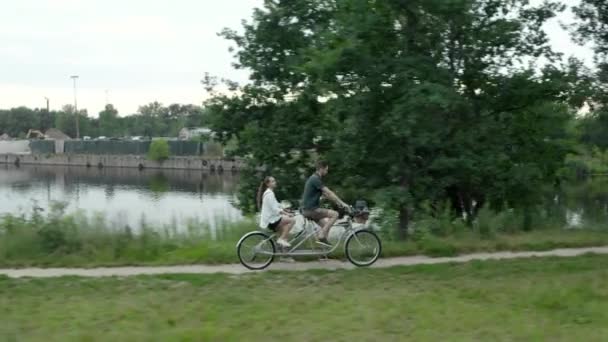 부부가 남녀가 기슭을 조인트 자전거를 — 비디오