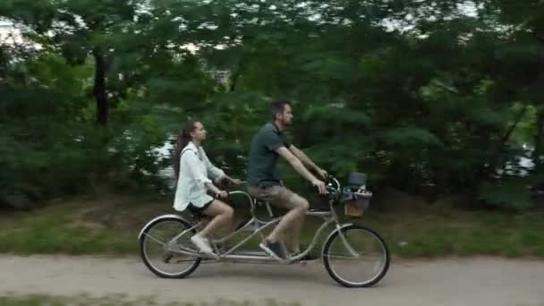 Jovem Casal Homem Uma Mulher Andam Juntos Uma Bicicleta Urbana — Vídeo de Stock