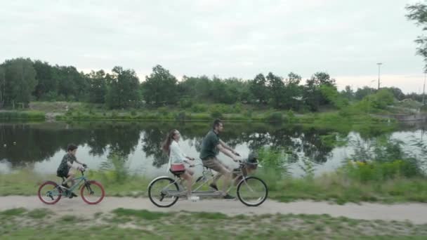 Een Jong Getrouwd Stel Een Man Een Vrouw Rijden Samen — Stockvideo