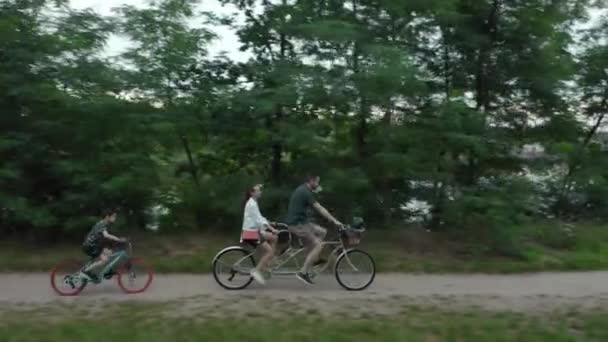 그리고 그들의 아이들 강둑을 달리는 자전거를 있습니다 — 비디오