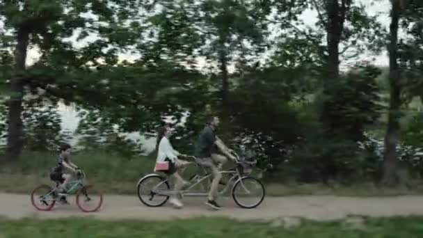 Cuplu Tânăr Căsătorit Bărbat Femeie Împreună Copilul Lor Merg Bicicletă — Videoclip de stoc