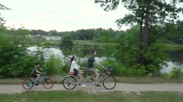 Een Jong Getrouwd Stel Een Man Een Vrouw Rijden Samen — Stockvideo