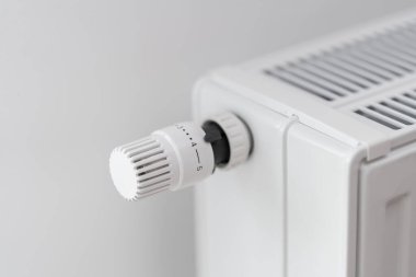 Odanın ısıtma radyatörünün sıcaklığını ayarlayan termostat kontrolörü ortalama bir değere ayarlı. Soğuk mevsimde tasarruf modundaki ısıtmayı% 70 açıyorum..