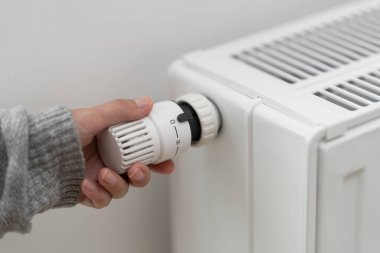Odadaki ısıtıcı kaloriferinin sıcaklığını ayarlayan termostat kontrolörü kapalı konuma ayarlandı. Ilık mevsimde enerji krizi sırasında ısıtmayı kapatmak..