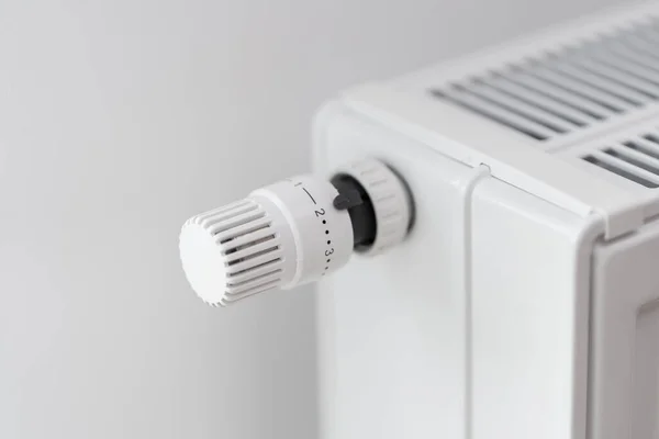 部屋のラジエーターの温度を設定するサーモスタットコントローラは 最小値に設定されます エネルギー危機の間の暖かい季節の暖房をオフにします — ストック写真