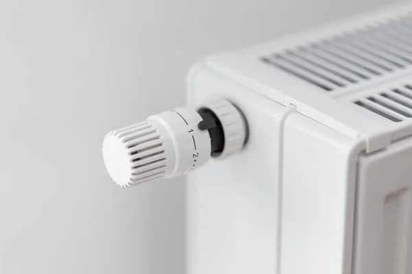部屋のラジエーターの温度を設定するサーモスタットコントローラは 最小値に設定されます エネルギー危機の間の暖かい季節の暖房をオフにします — ストック写真