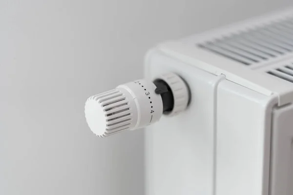 Регулятор Термостата Который Устанавливает Температуру Радиатора Отопления Помещении Имеет Среднее — стоковое фото