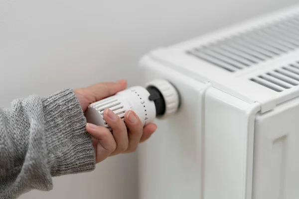 The thermostat controller, which sets the temperature of the room heating radiator, is set to an average value. Turning on the heating in the saving mode by 50% in the cold season.