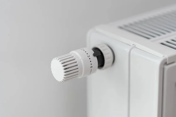 Controlador Del Termostato Que Establece Temperatura Del Radiador Calefacción Habitación Imágenes de stock libres de derechos
