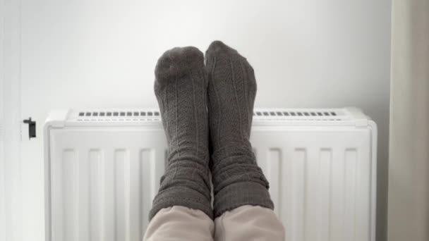 Žena Položila Své Zmrzlé Nohy Vlněných Teplých Ponožek Teplý Chladič — Stock video