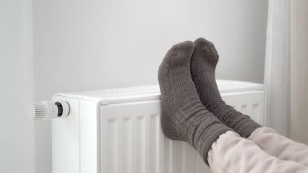 Vrouw Legde Haar Bevroren Voeten Wollen Warme Sokken Bovenop Warme — Stockvideo