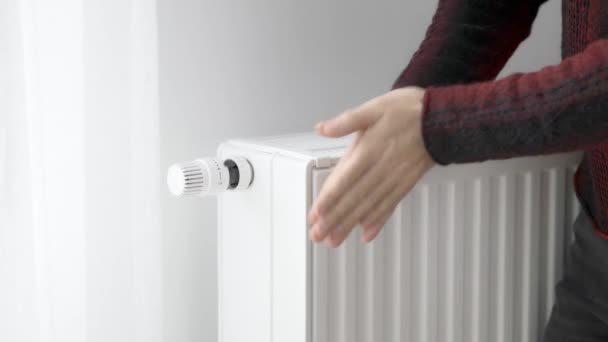 Een Man Raakt Koude Radiator Van Een Huisverwarming Aan Met — Stockvideo
