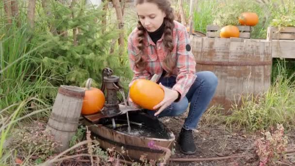 Een Jonge Boerenvrouw Wast Een Pompoen Onder Stromend Water Een — Stockvideo