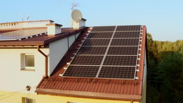 Solpaneler Installeras Taket Till Ett Privat Hus Fotovoltaik Användningen Solenergi — Stockvideo
