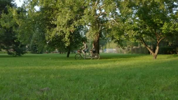 Молода Подружня Пара Чоловік Жінка Їдуть Разом Двомісному Тандемному Велосипеді — стокове відео