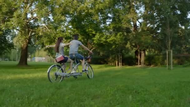 Een Jong Getrouwd Stel Een Man Een Vrouw Rijden Samen — Stockvideo