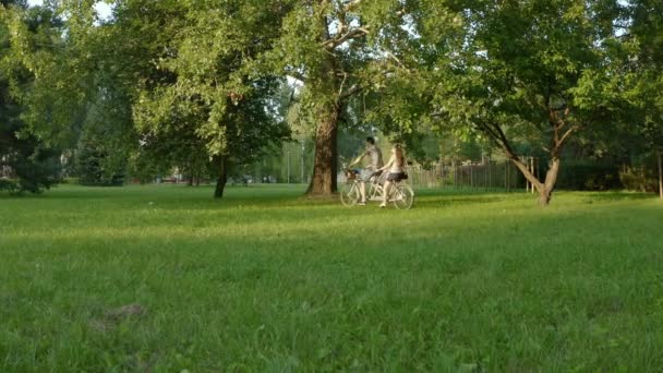 Jovem Casal Homem Uma Mulher Param Saem Uma Bicicleta Tandem — Vídeo de Stock