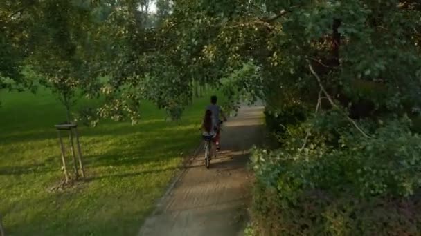 Молода Подружня Пара Чоловік Жінка Їдуть Разом Двомісному Тандемному Велосипеді — стокове відео