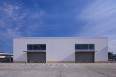 Mağaza binası sabah kapanıyor.