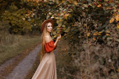 Makyajlı çekici bir model. Yakın plan. sonbaharda trendler ve günlük