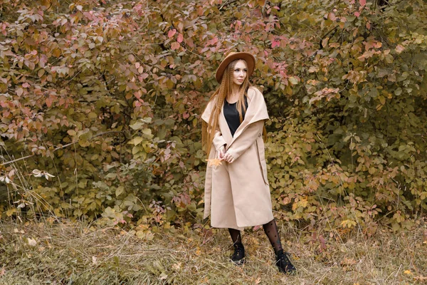 Attraktive Frau Trendiger Kleidung Auf Herbstlichem Hintergrund Blogg Herbst Freiraum — Stockfoto