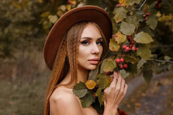 Model Jesiennym Makijażem Pobliżu Popiołu Górskiego Październiku Jesienne Trendy Piękno — Zdjęcie stockowe