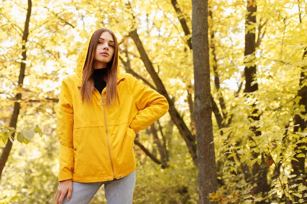 Portrait Une Jolie Femme Vêtue Imperméable Jaune Devant Des Arbres — Photo