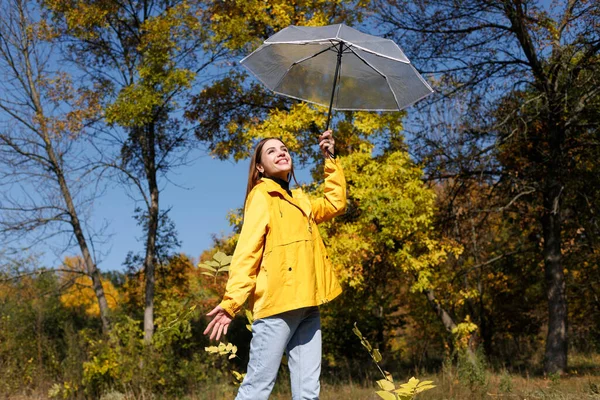 Kvinna Nöjd Med Ett Transparent Paraply Hösten Soligt Väder — Stockfoto