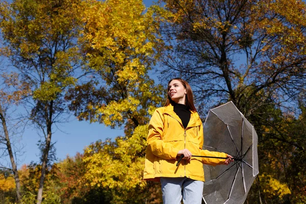 Modelo Mira Izquierda Con Paraguas Día Soleado Otoño Humor Otoño —  Fotos de Stock