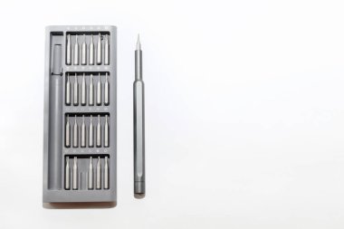 beyaz arkaplanda tornavida ve başlıklar